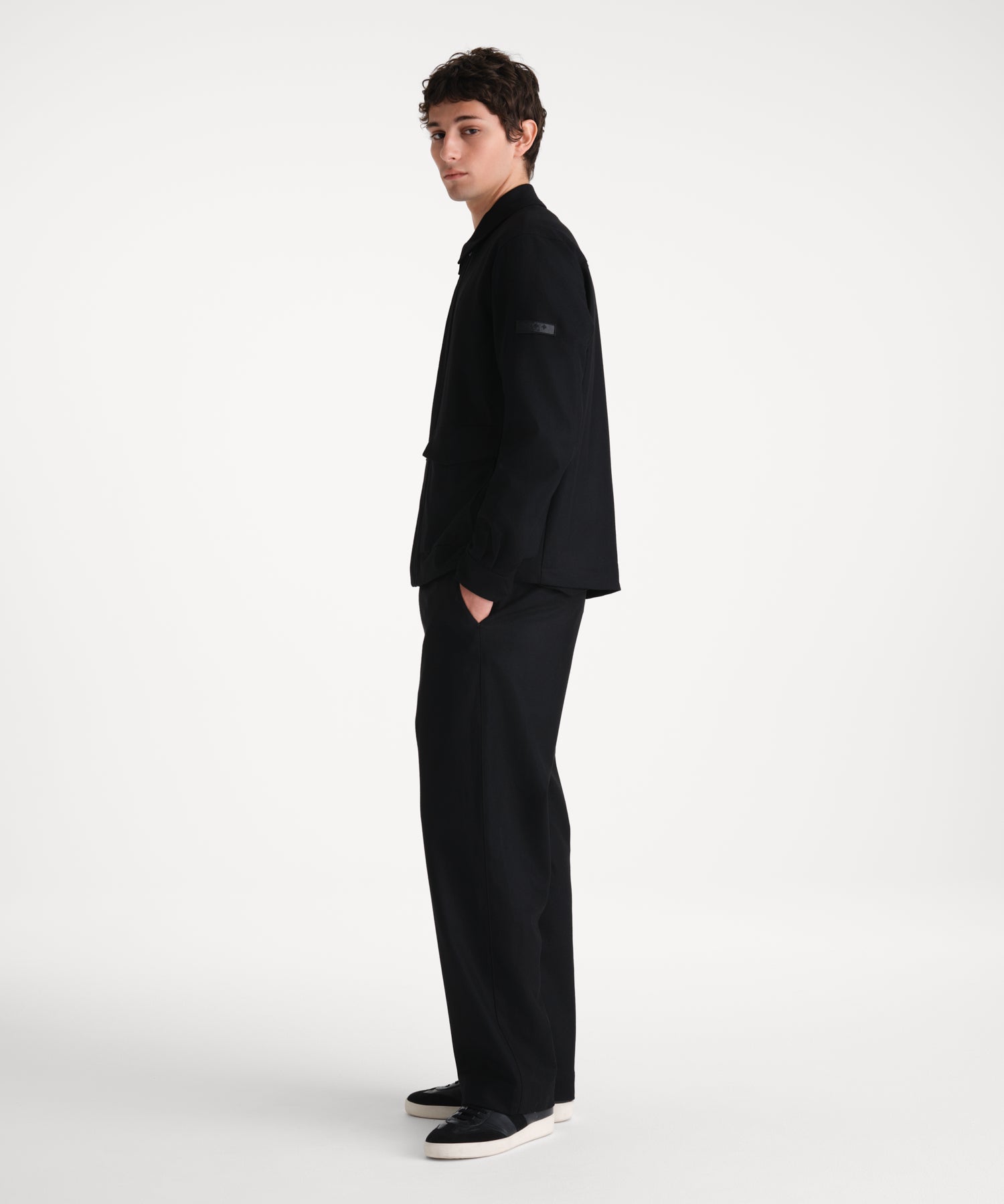 モデル身長185cm、着用サイズ3、着用カラーBLACK