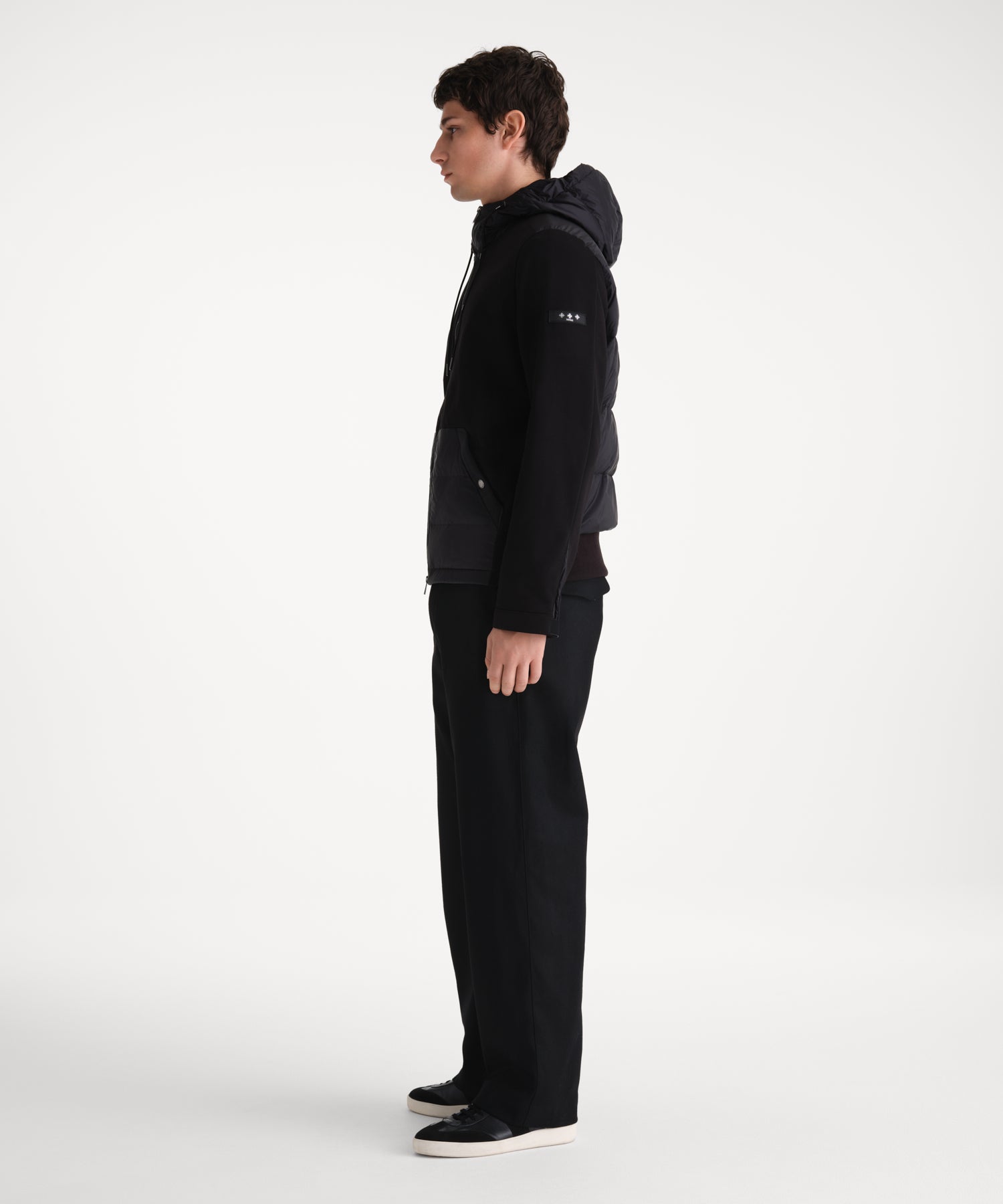 モデル身長185cm、着用サイズ3、着用カラーBLACK