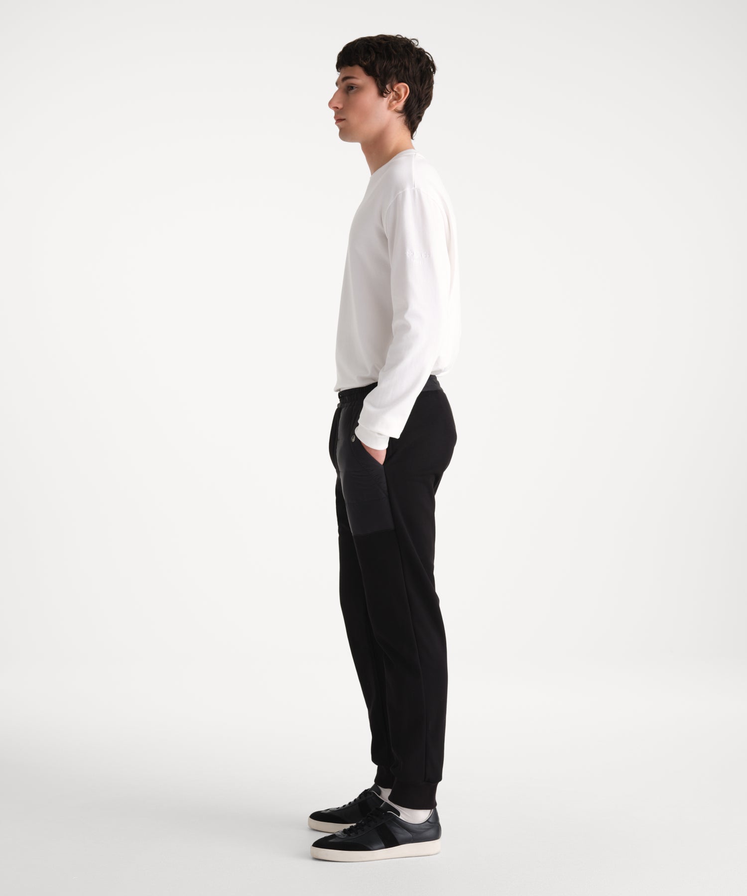 モデル身長185cm、着用サイズ3、着用カラーBLACK