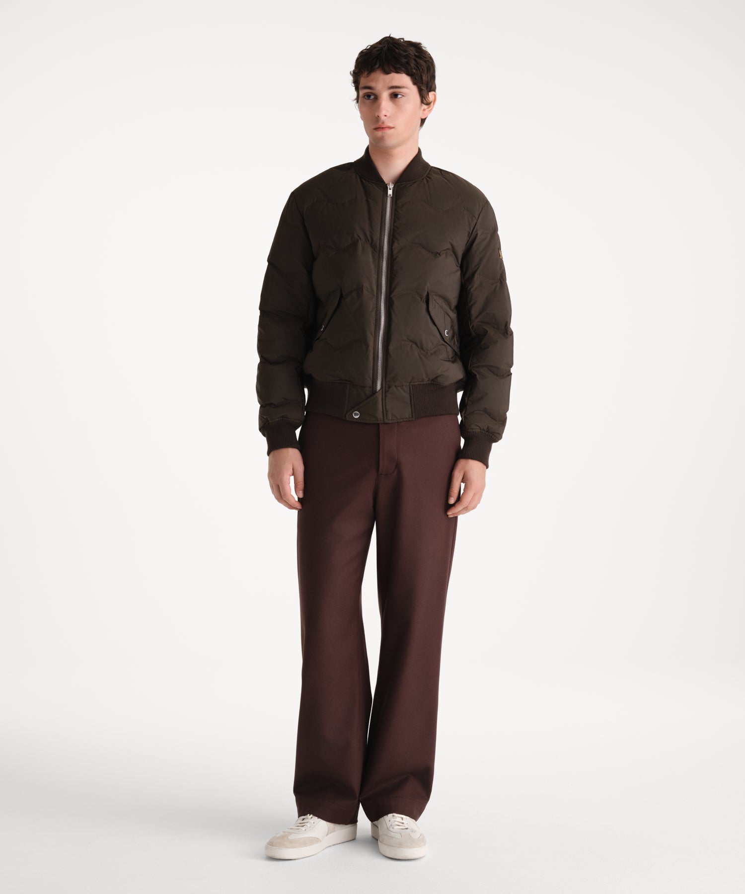 モデル身長185cm、着用サイズ3、着用カラーKHAKI