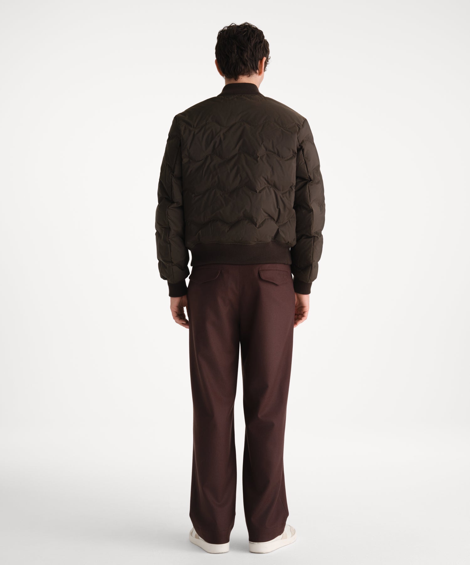 モデル身長185cm、着用サイズ3、着用カラーKHAKI