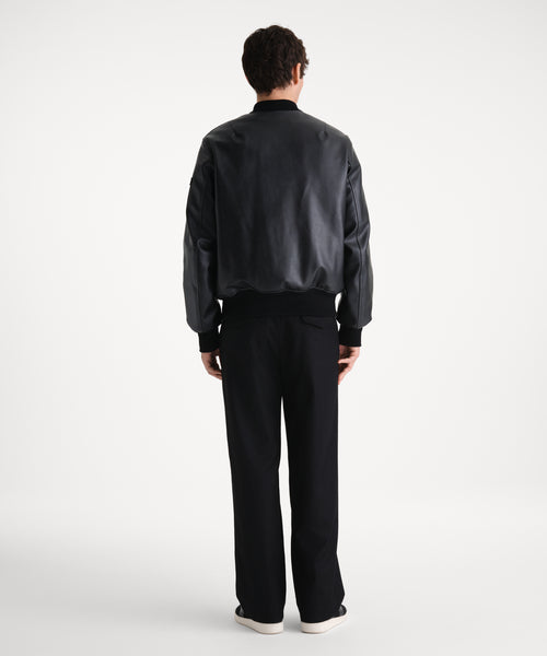 モデル身長185cm、着用サイズ3、着用カラーBLACK