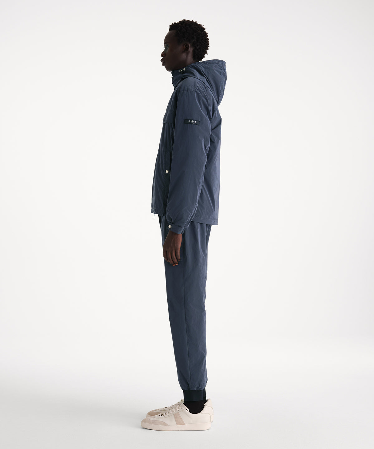 モデル身長186cm、着用サイズ3、着用カラーNAVY