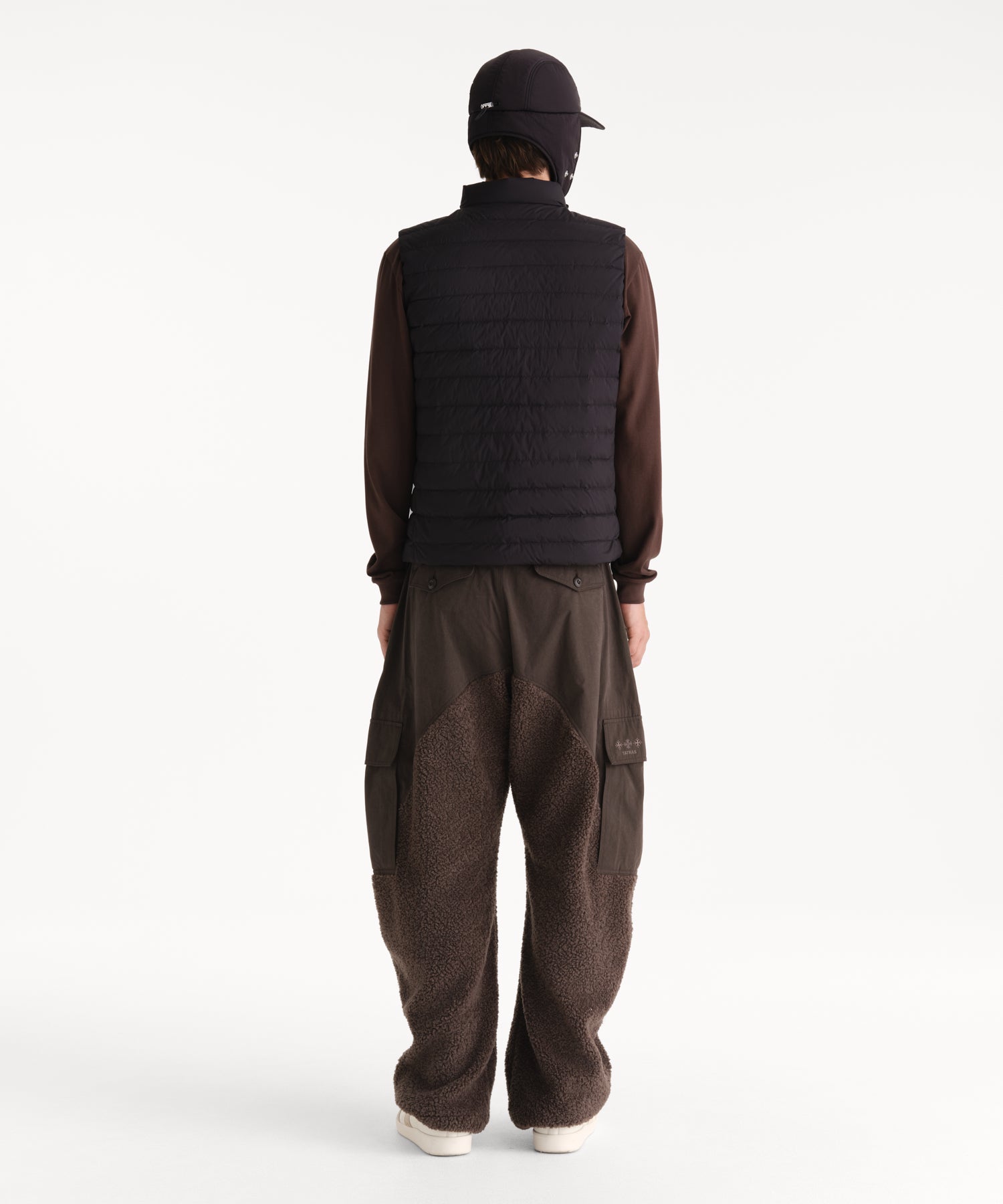 モデル身長190cm、着用サイズF、着用カラーBLACK