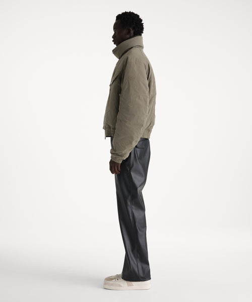モデル身長186cm、着用サイズ3、着用カラーKHAKI