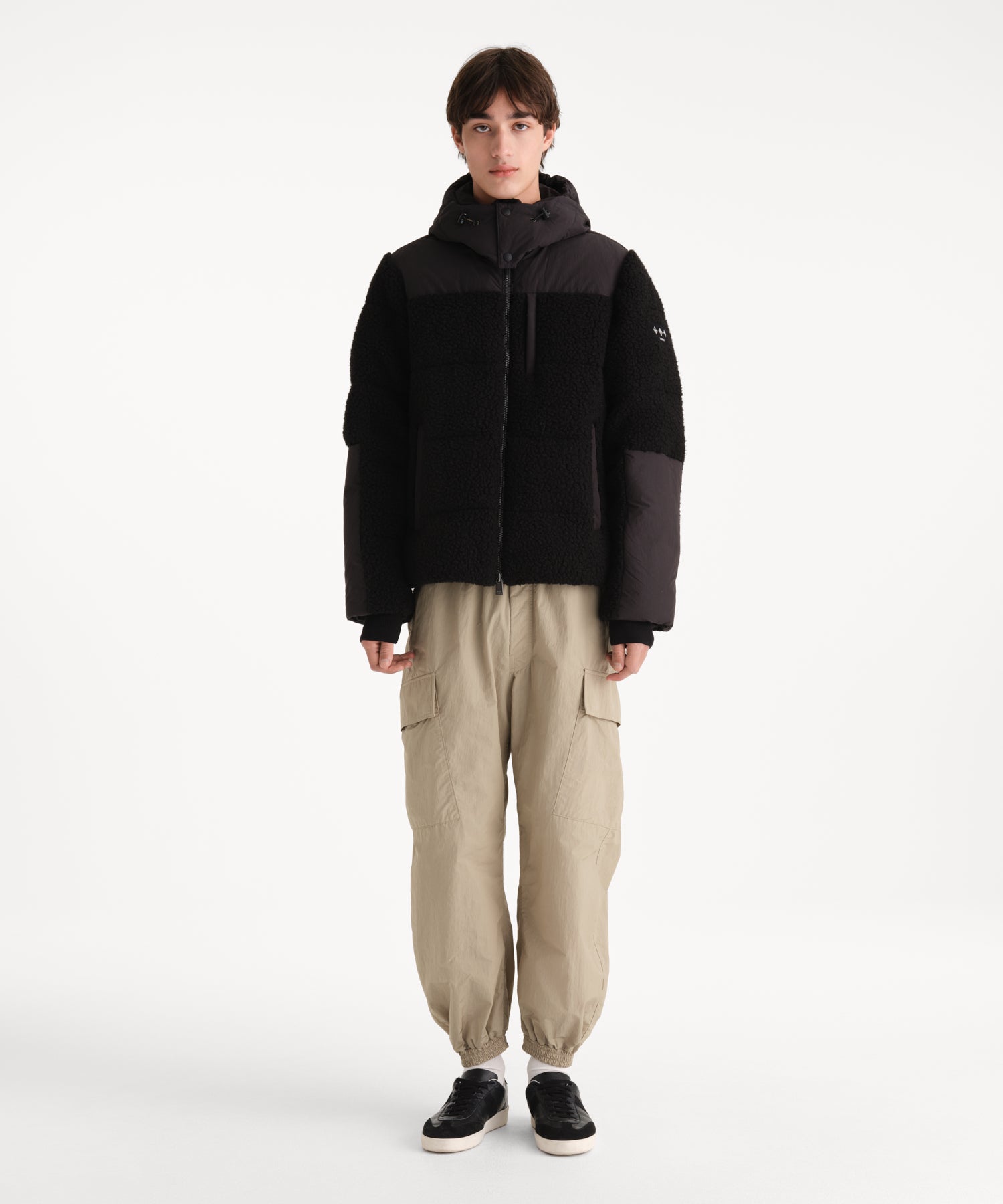 モデル身長190cm、着用サイズ3、着用カラーBLACK