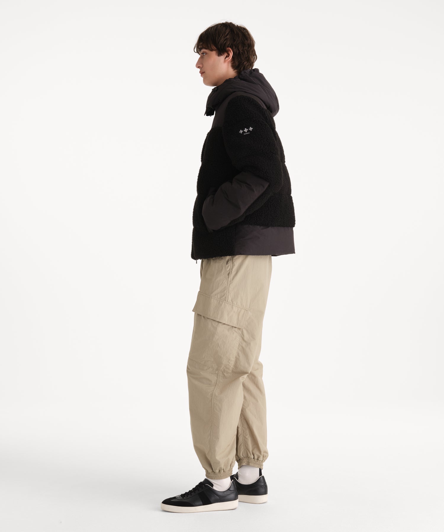 モデル身長190cm、着用サイズ3、着用カラーBLACK