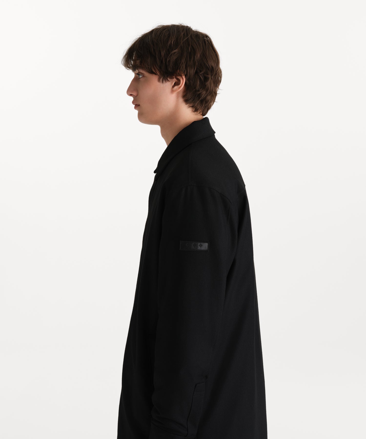 モデル身長190cm、着用サイズ3、着用カラーBLACK