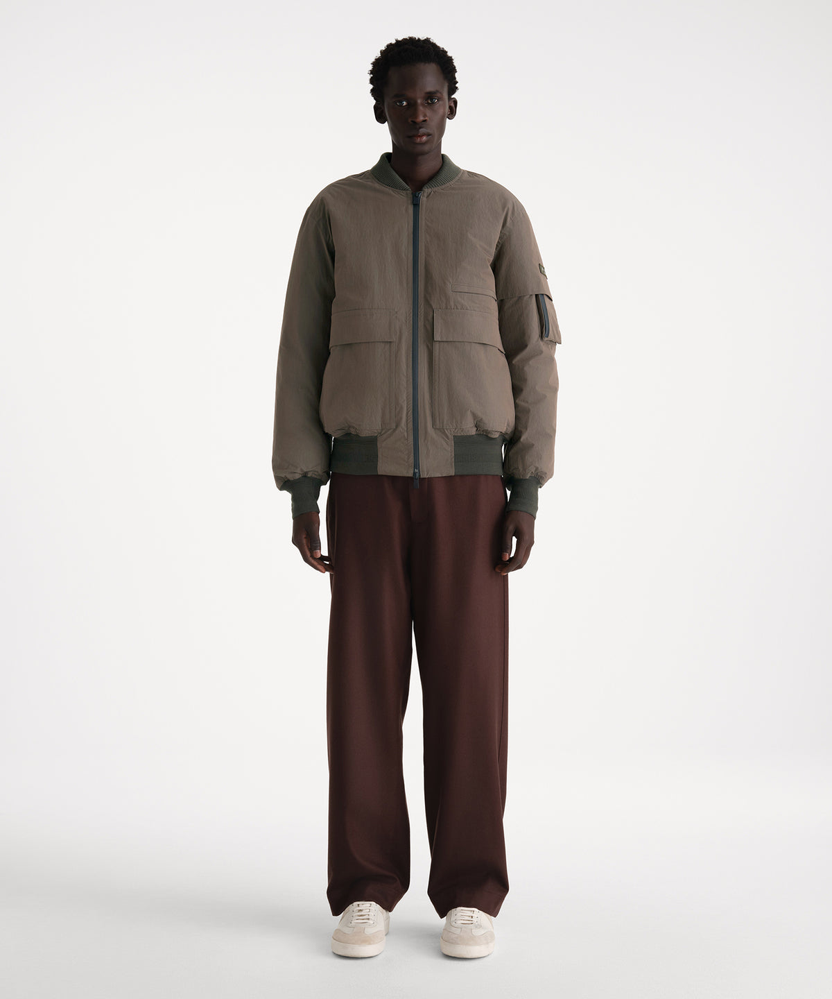 モデル身長186cm、着用サイズ3、着用カラーKHAKI