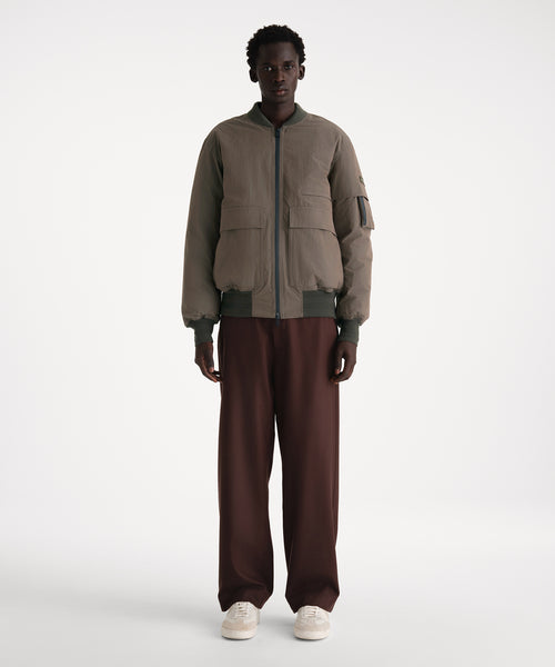 モデル身長186cm、着用サイズ3、着用カラーKHAKI