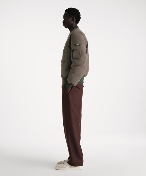 モデル身長186cm、着用サイズ3、着用カラーKHAKI