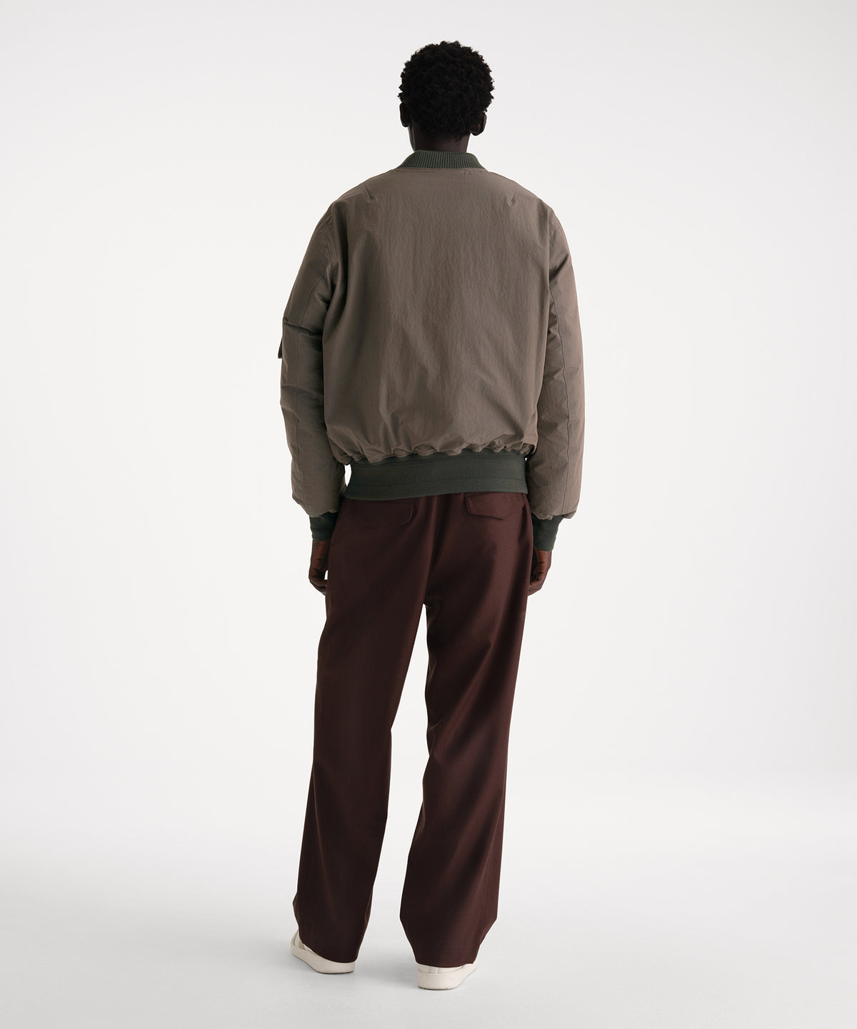 モデル身長186cm、着用サイズ3、着用カラーKHAKI