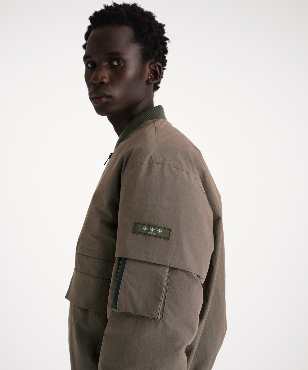 モデル身長186cm、着用サイズ3、着用カラーKHAKI