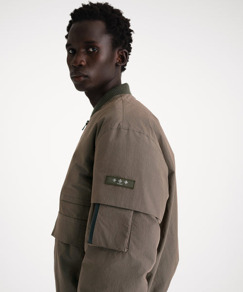 モデル身長186cm、着用サイズ3、着用カラーKHAKI