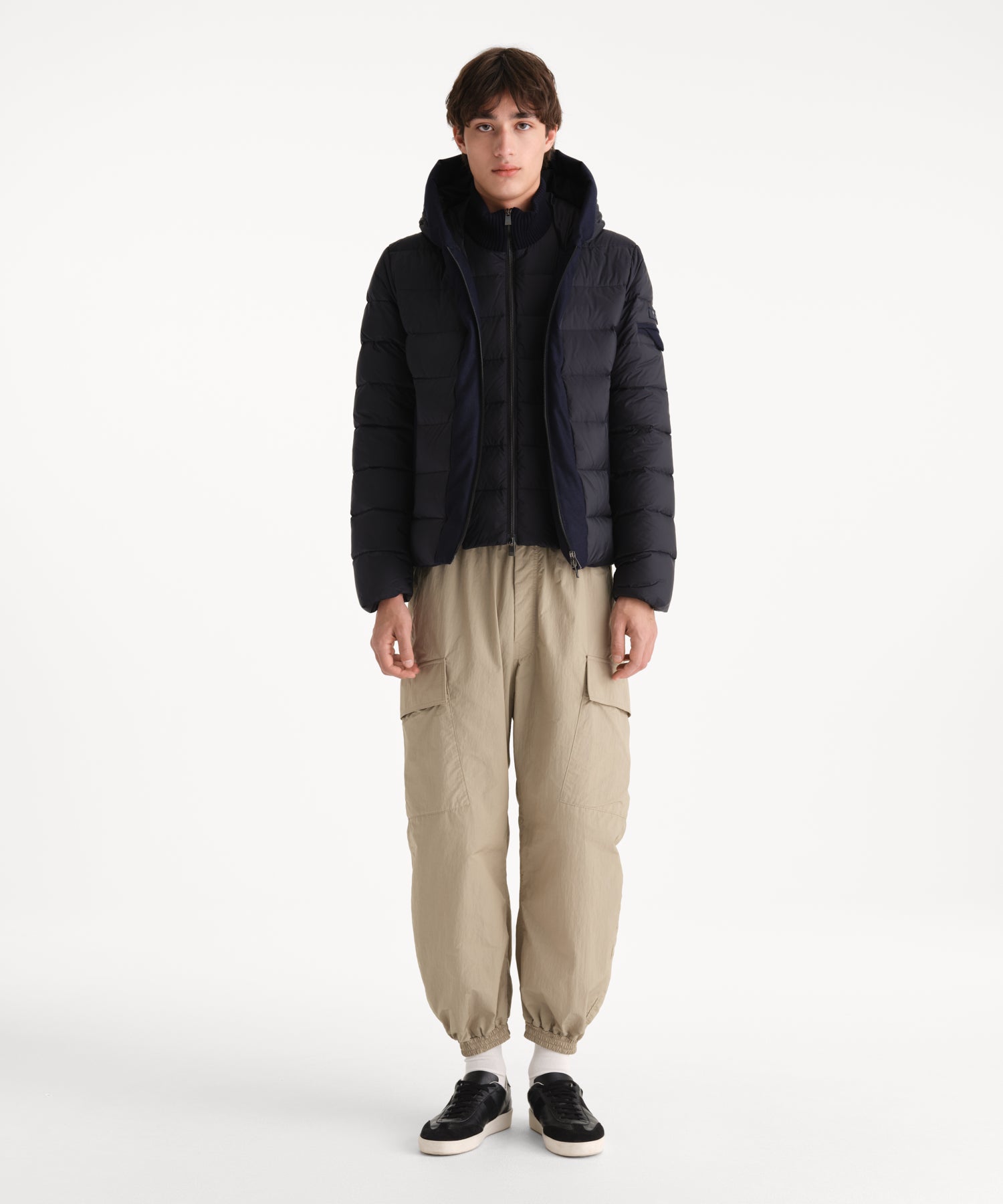 モデル身長190cm、着用サイズ3、着用カラーNAVY
