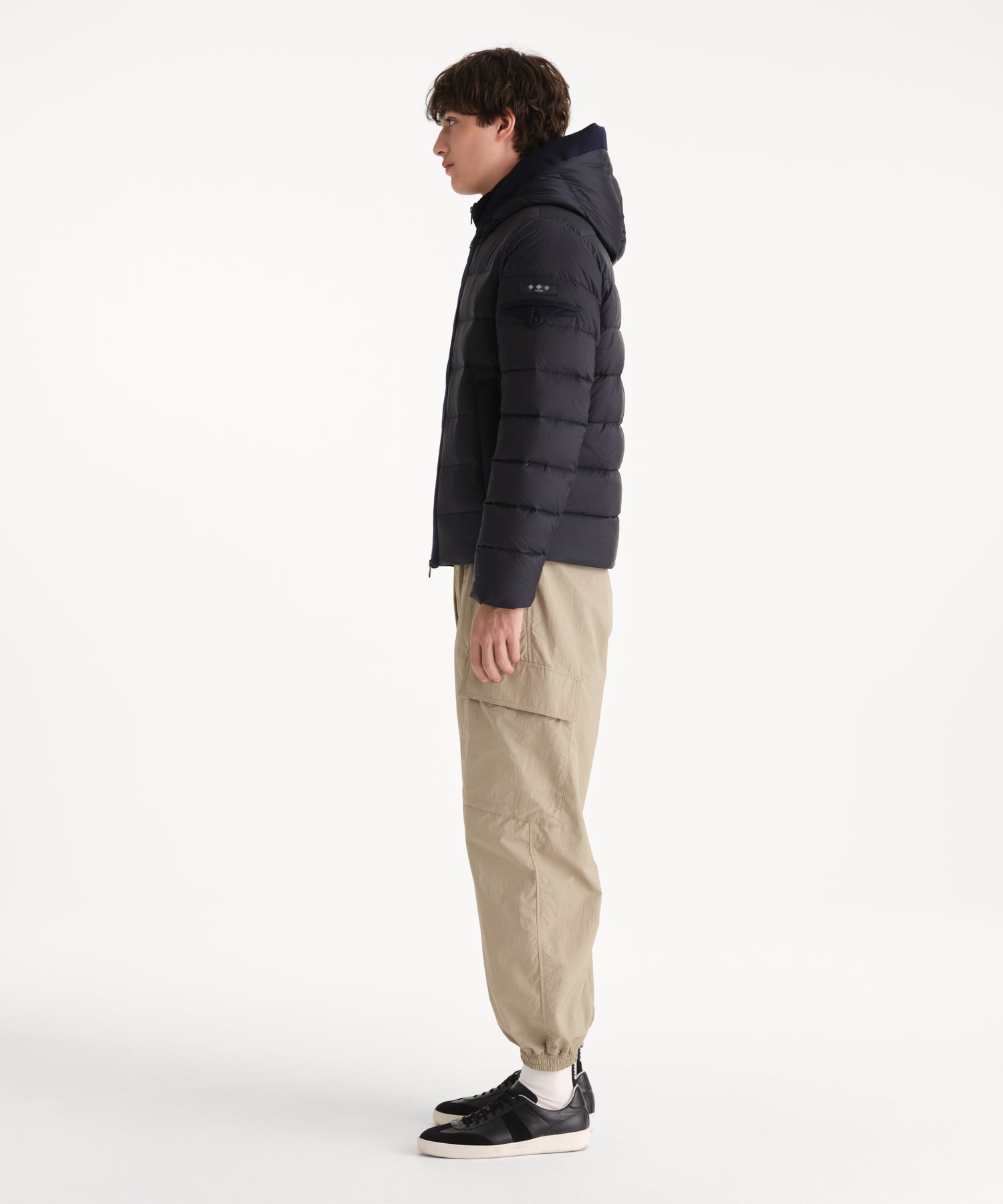 モデル身長190cm、着用サイズ3、着用カラーNAVY
