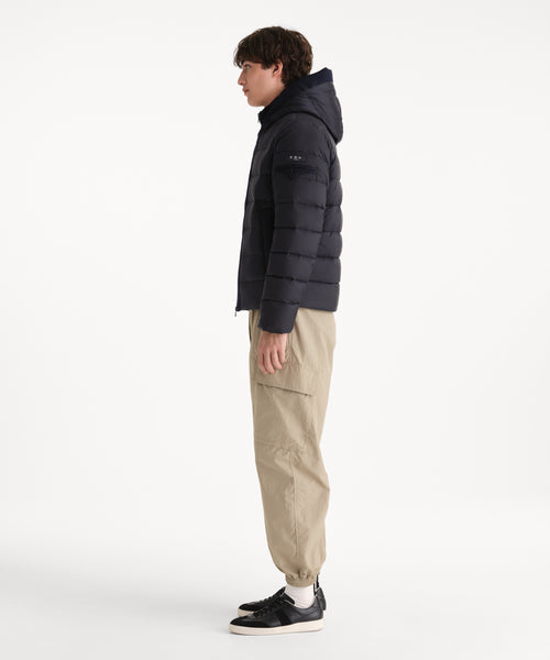 モデル身長190cm、着用サイズ3、着用カラーNAVY