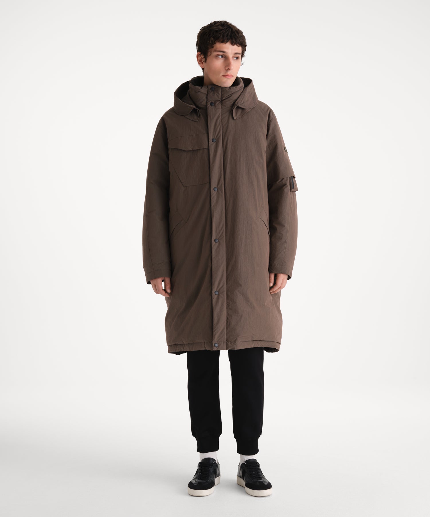 モデル身長185cm、着用サイズ3、着用カラーKHAKI
