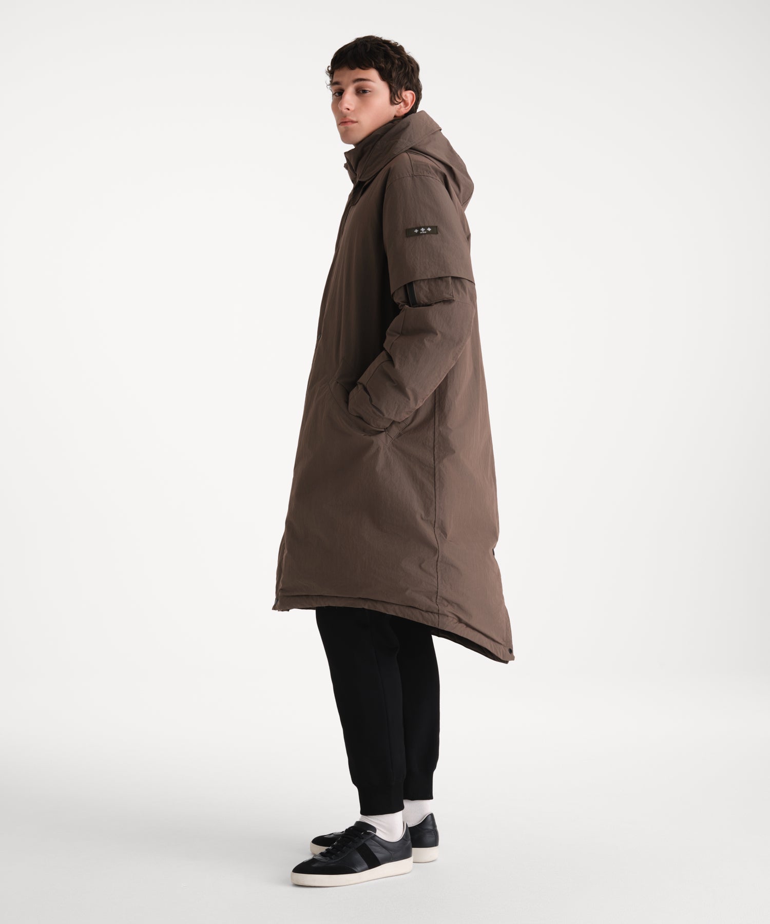 モデル身長185cm、着用サイズ3、着用カラーKHAKI