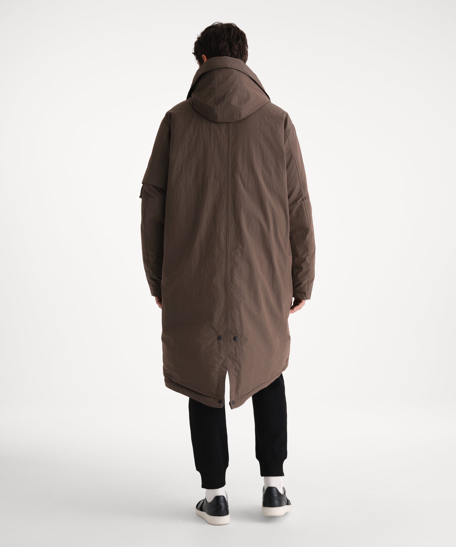 モデル身長185cm、着用サイズ3、着用カラーKHAKI