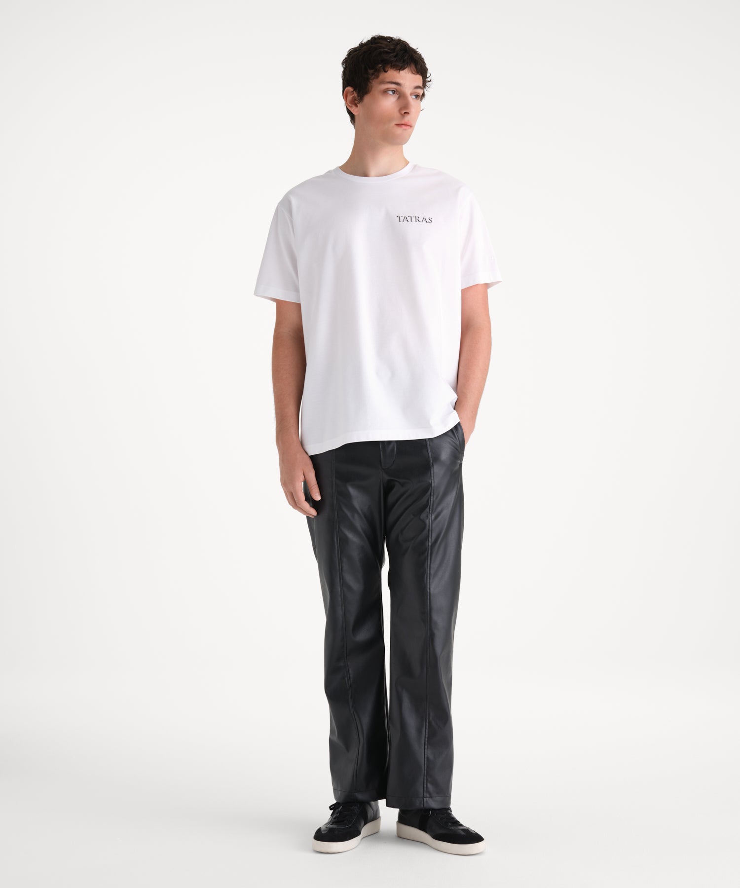モデル身長185cm、着用サイズ3、着用カラーWHITE