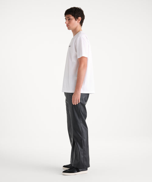モデル身長185cm、着用サイズ3、着用カラーWHITE