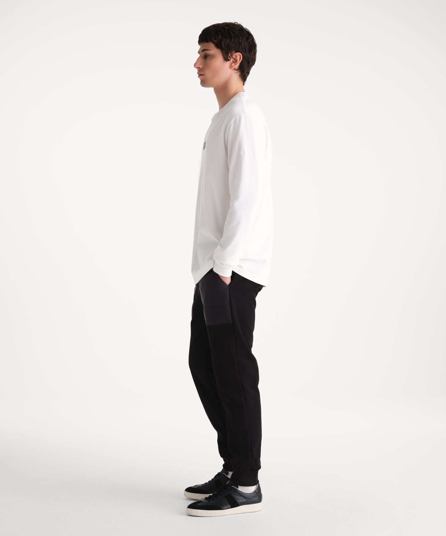 モデル身長185cm、着用サイズ3、着用カラーIVORY