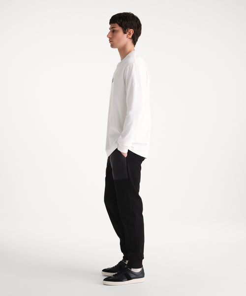 モデル身長185cm、着用サイズ3、着用カラーIVORY