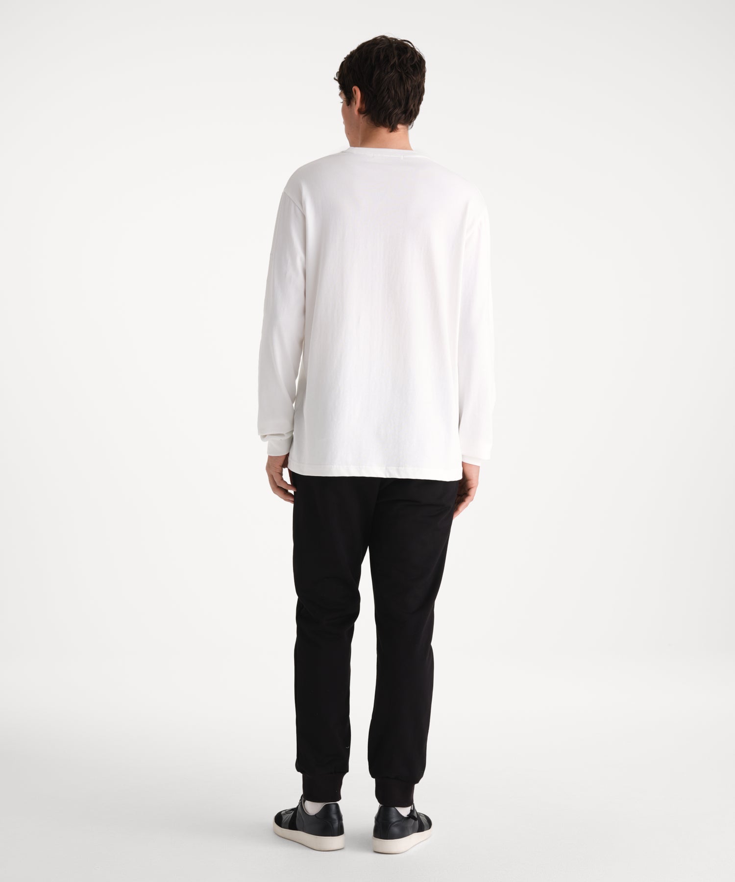 モデル身長185cm、着用サイズ3、着用カラーIVORY
