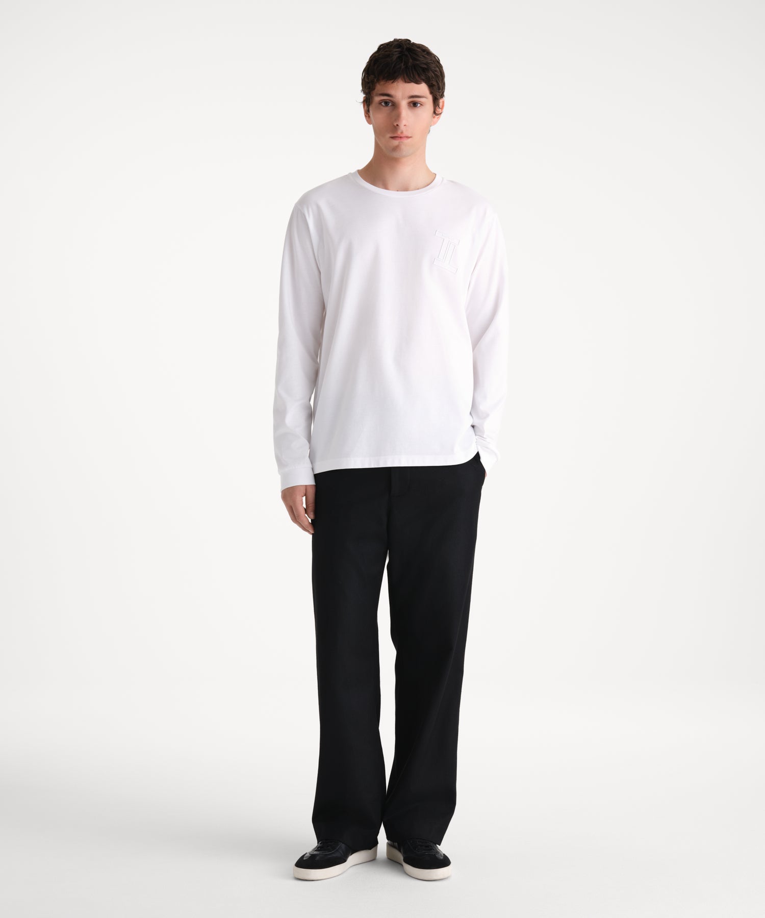 モデル身長185cm、着用サイズ3、着用カラーWHITE