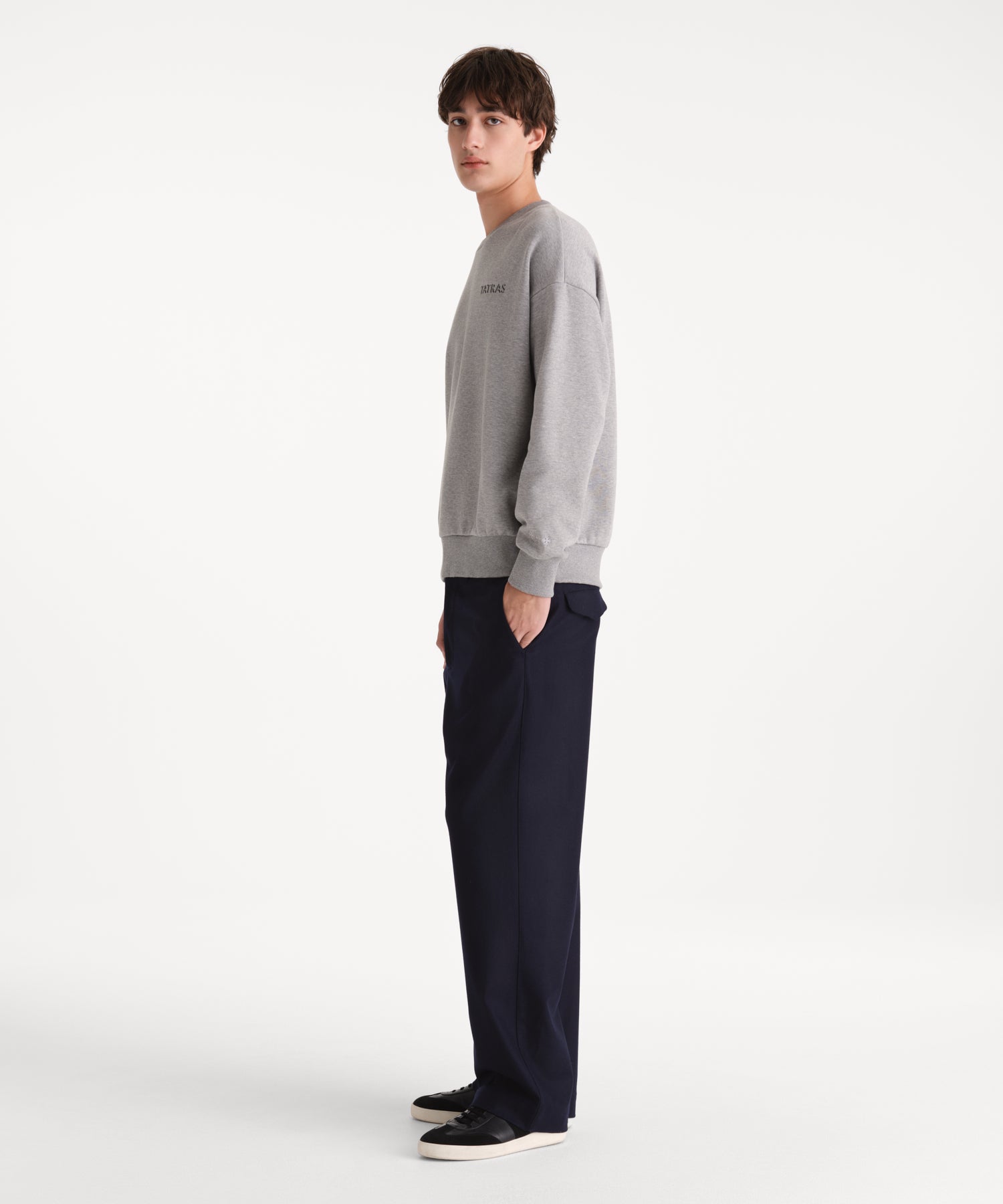 モデル身長190cm、着用サイズ3、着用カラーGRAY