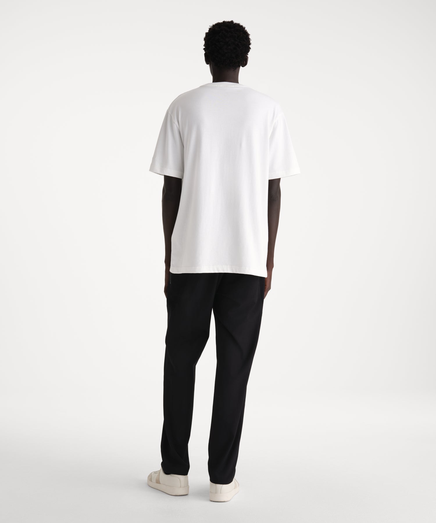 モデル身長186cm、着用サイズ3、着用カラーIVORY