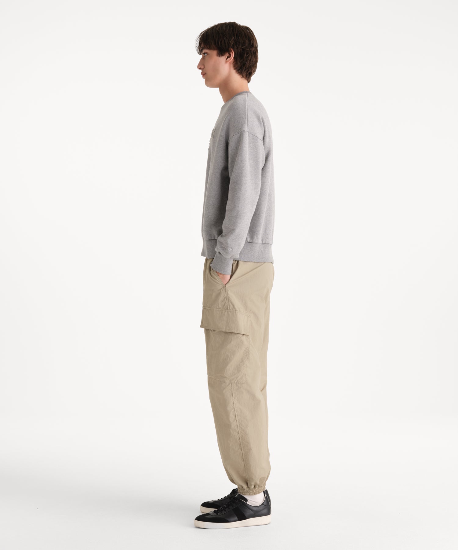 モデル身長190cm、着用サイズ3、着用カラーGRAY