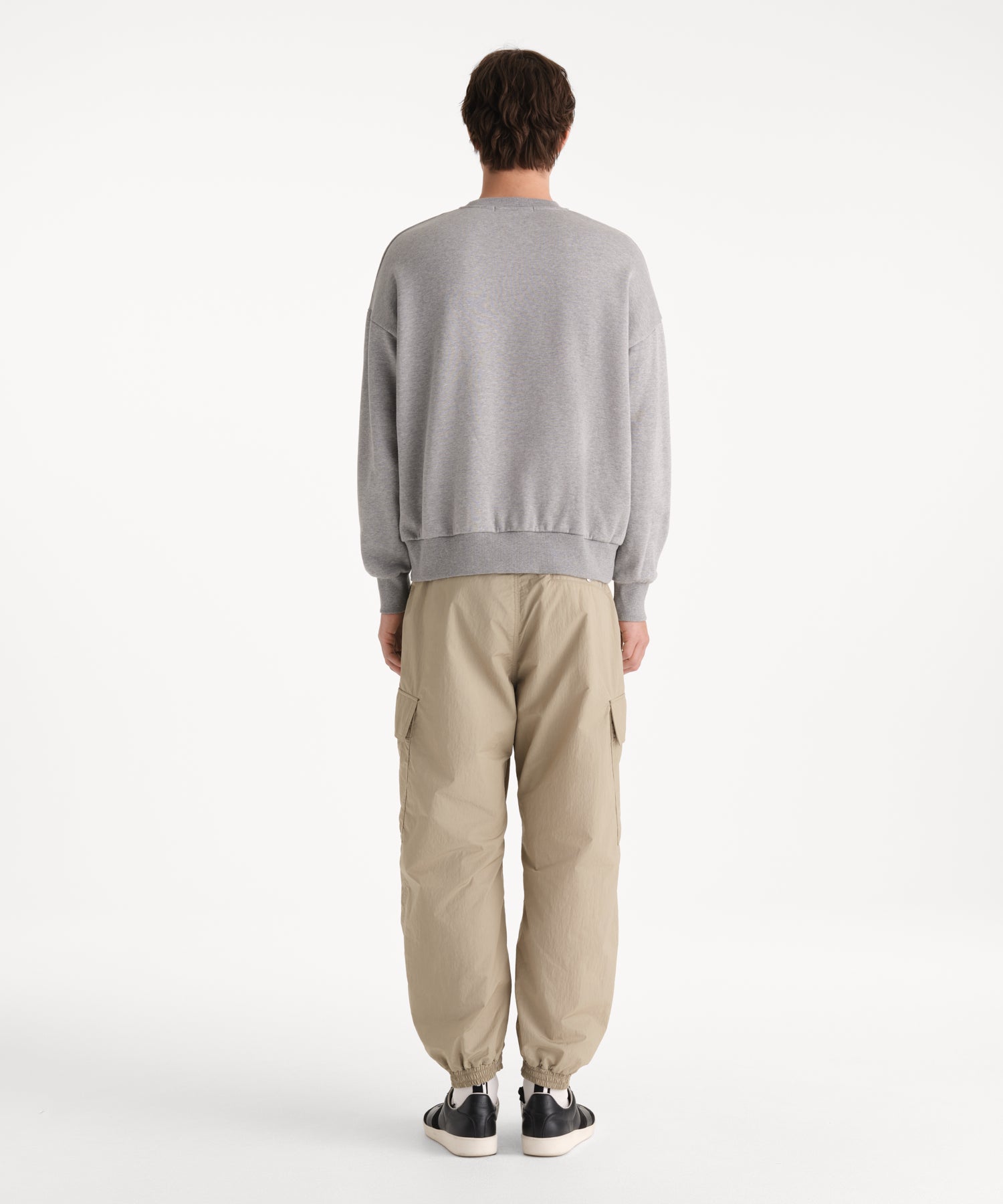 モデル身長190cm、着用サイズ3、着用カラーGRAY