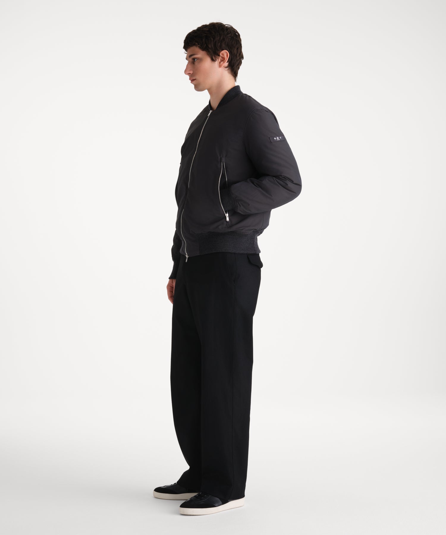 モデル身長185cm、着用サイズ3、着用カラーC.GRAY