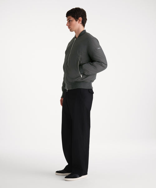 モデル身長185cm、着用サイズ3、着用カラーC.GRAY