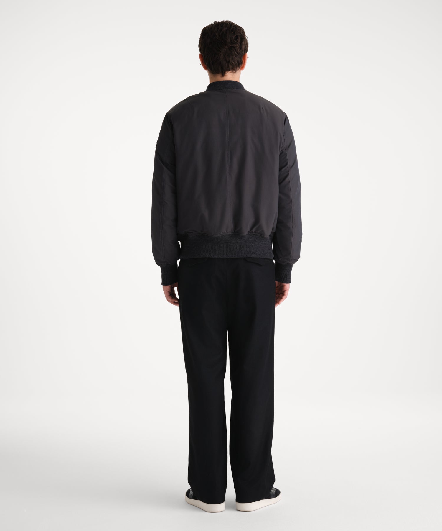 モデル身長185cm、着用サイズ3、着用カラーC.GRAY