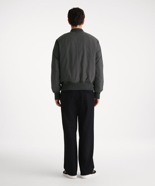 モデル身長185cm、着用サイズ3、着用カラーC.GRAY