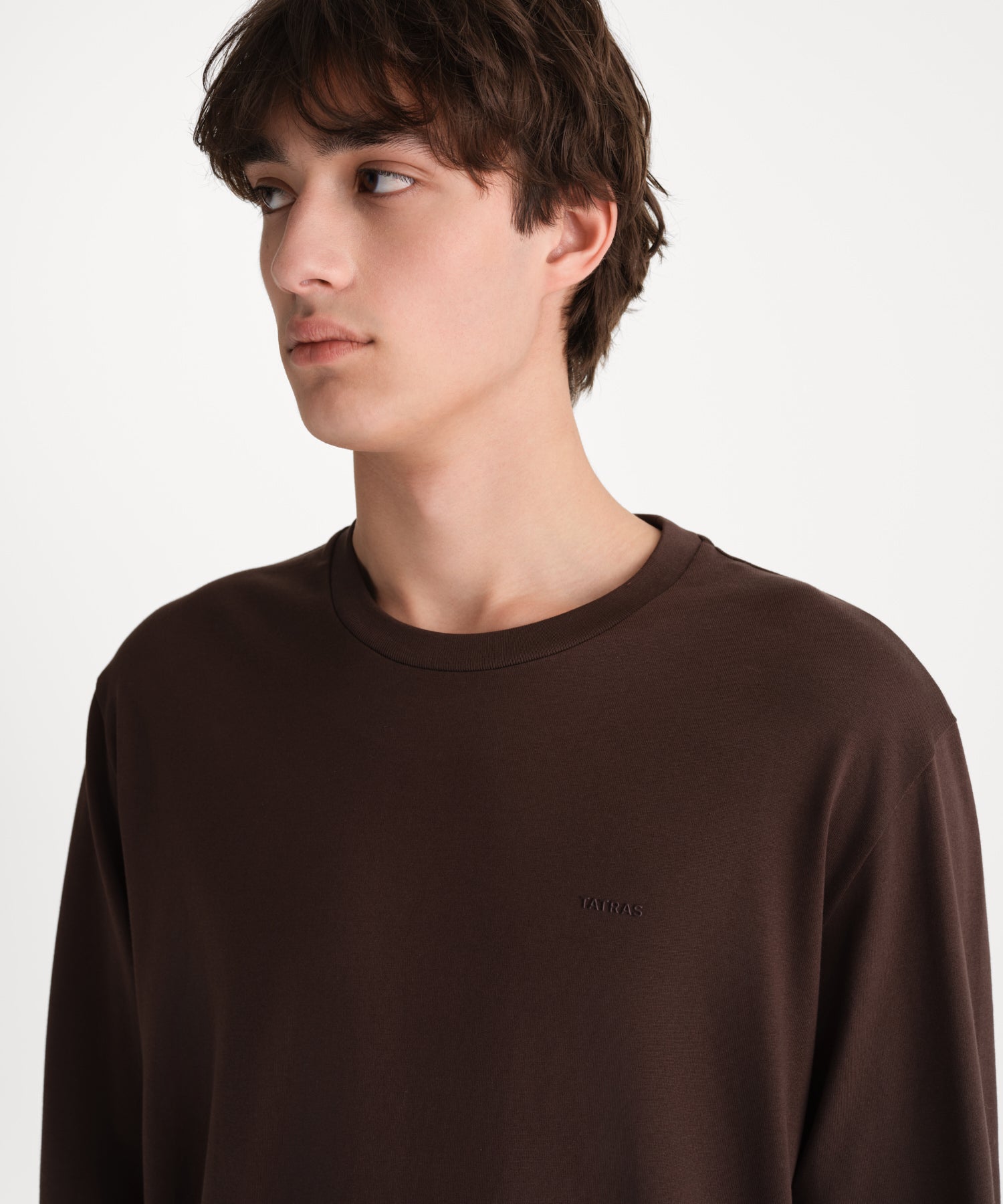 モデル身長190cm、着用サイズ3、着用カラーBROWN