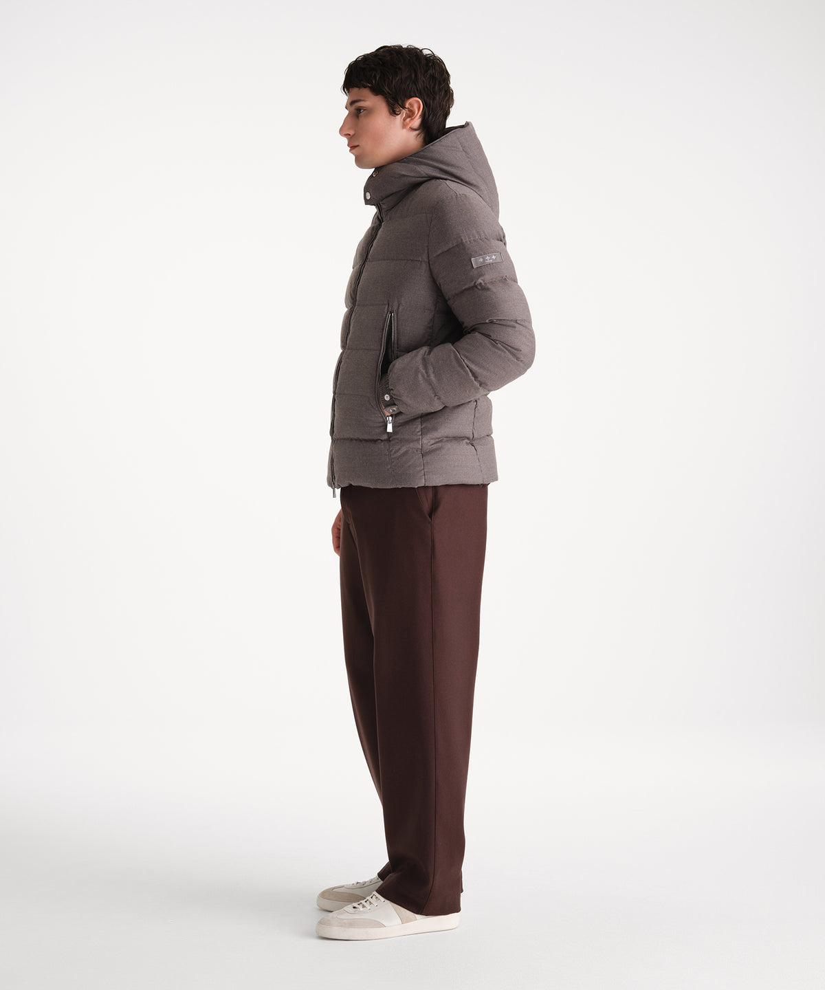 モデル身長185cm、着用サイズ3、着用カラーMOCHA