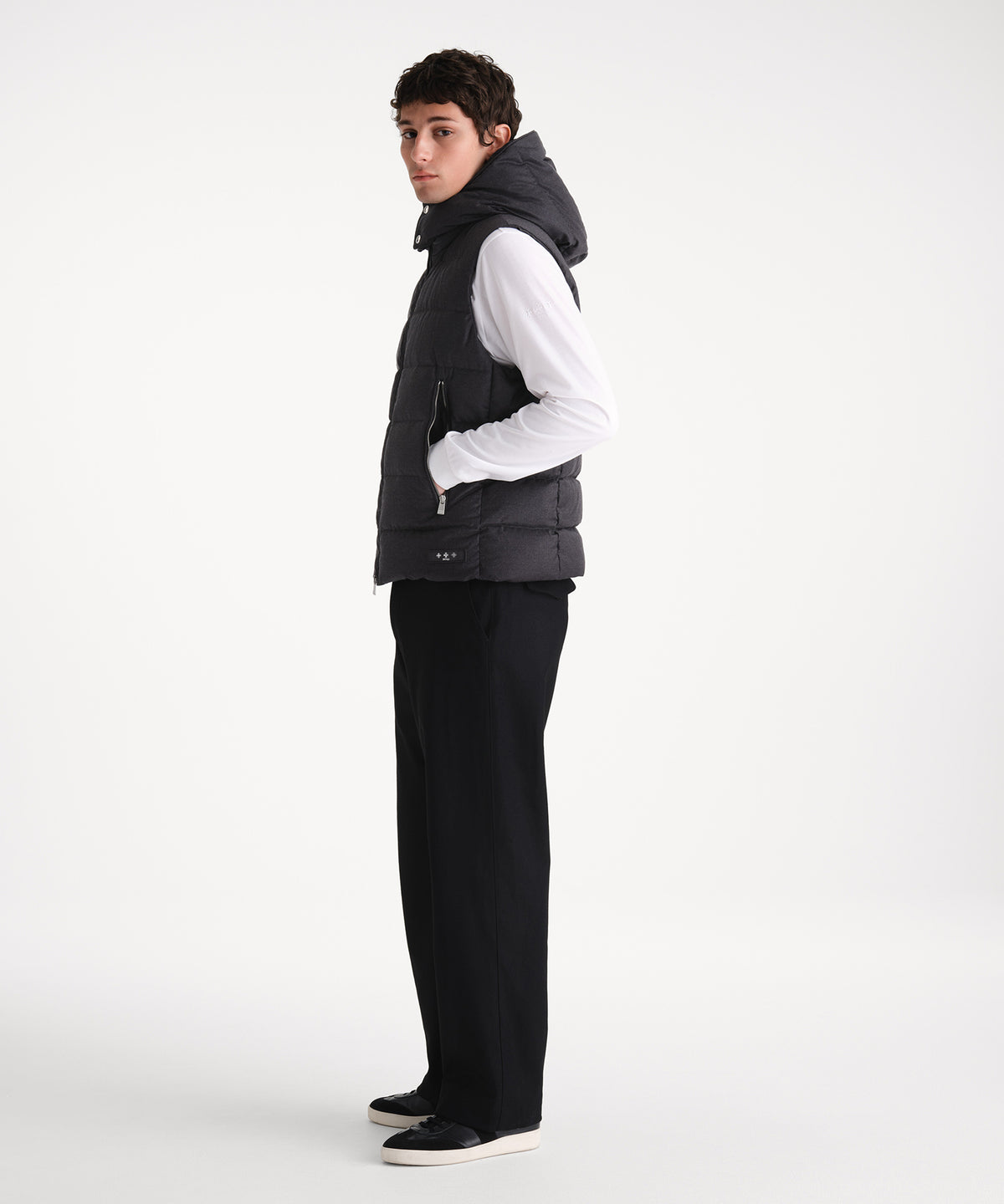 モデル身長185cm、着用サイズ3、着用カラーC.GRAY