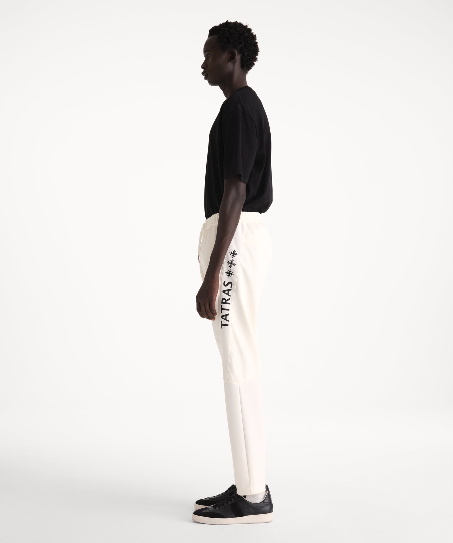 モデル身長186cm、着用サイズ3、着用カラーIVORY