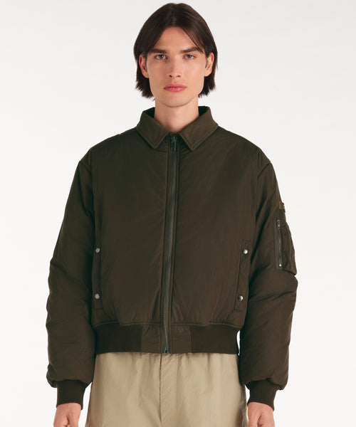 モデル身長188cm、着用サイズ3、着用カラーKHAKI