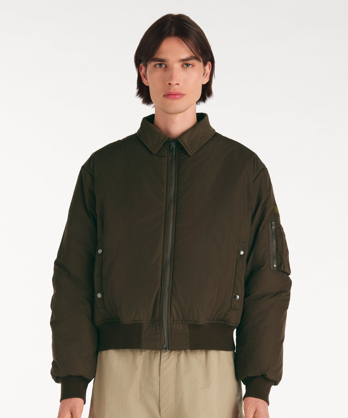 モデル身長188cm、着用サイズ3、着用カラーKHAKI