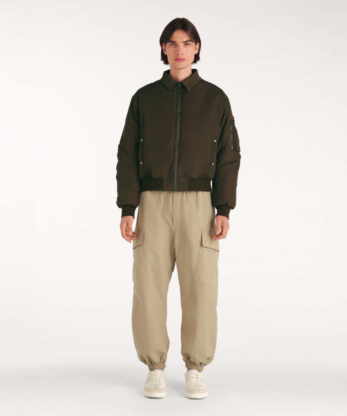 モデル身長188cm、着用サイズ3、着用カラーKHAKI