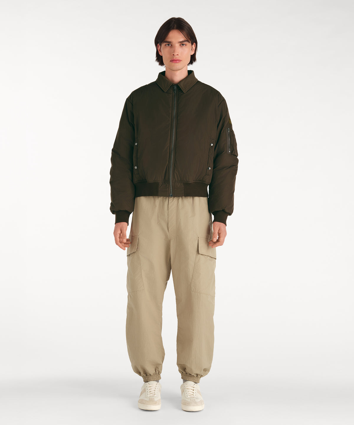 モデル身長188cm、着用サイズ3、着用カラーKHAKI
