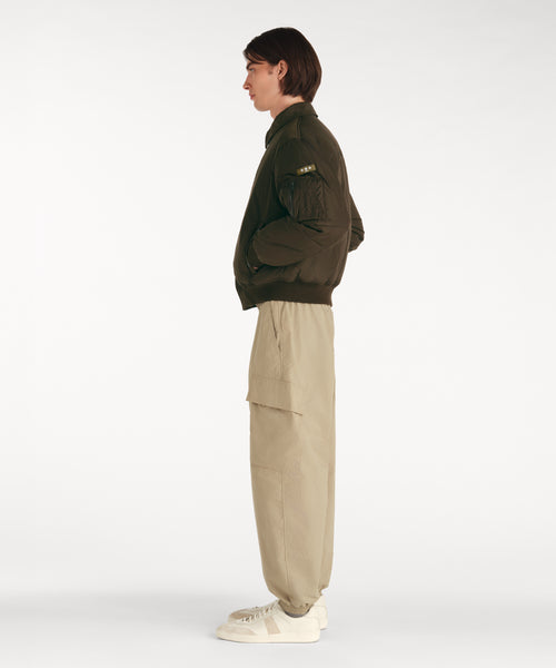 モデル身長188cm、着用サイズ3、着用カラーKHAKI