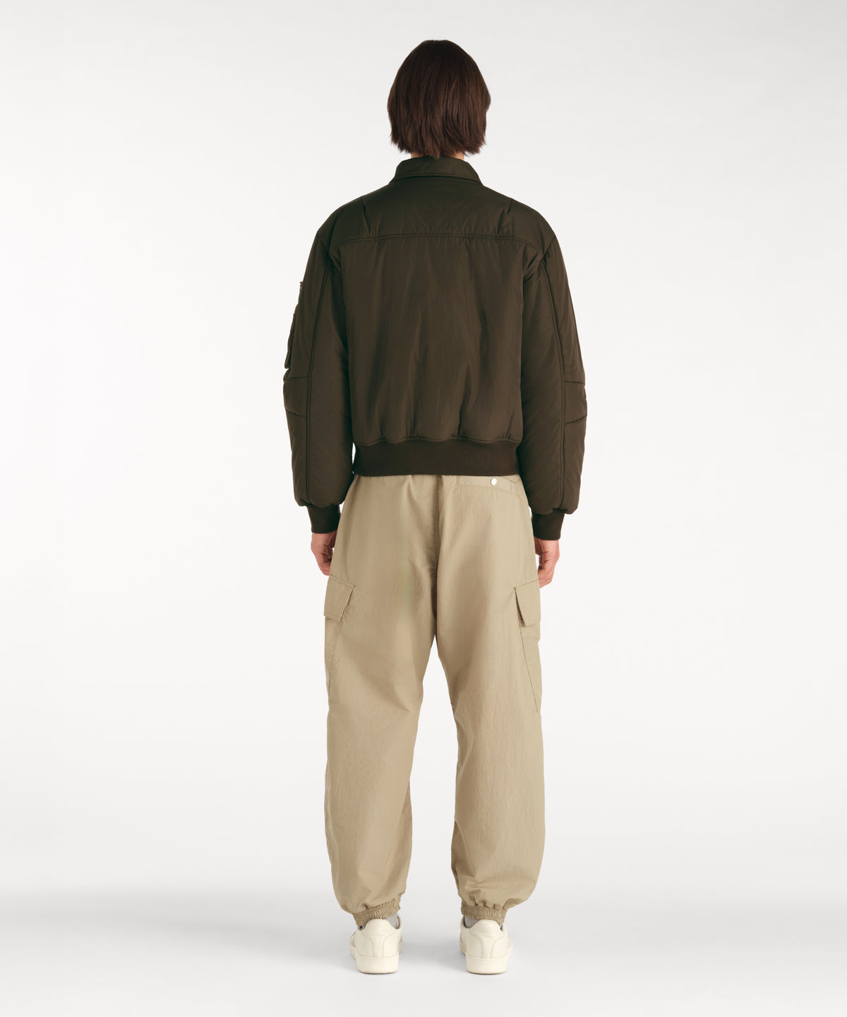 モデル身長188cm、着用サイズ3、着用カラーKHAKI