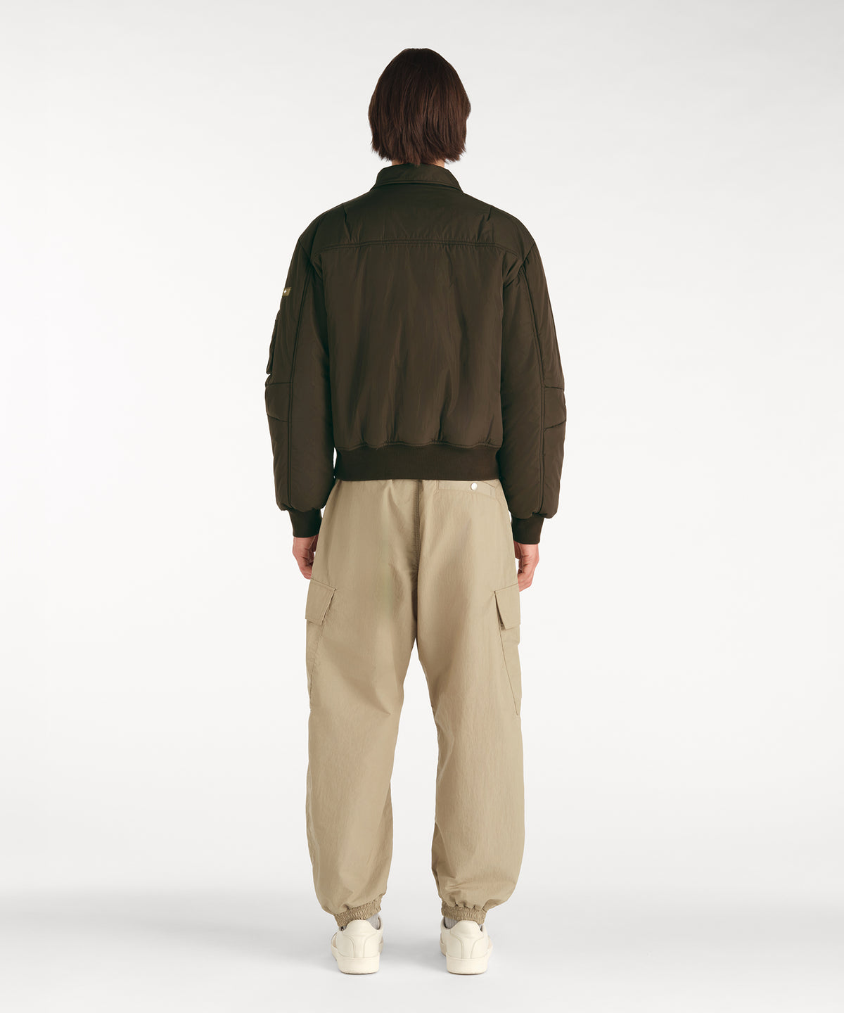 モデル身長188cm、着用サイズ3、着用カラーKHAKI