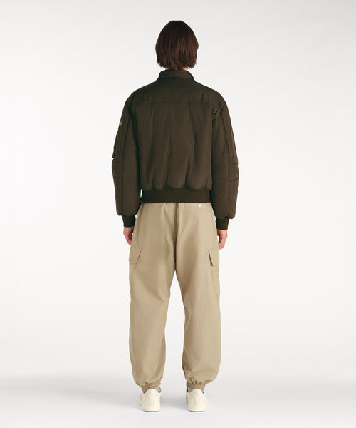 モデル身長188cm、着用サイズ3、着用カラーKHAKI